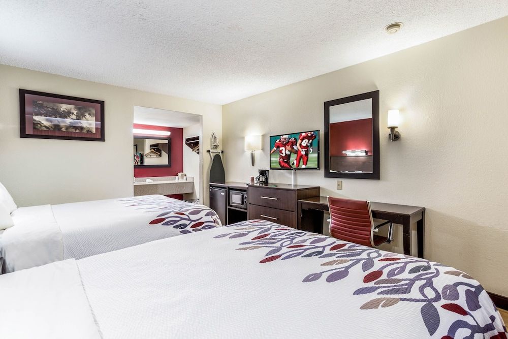 Red Roof Inn Gallup Suite, 2 Queen Beds (Smoke Free) 2