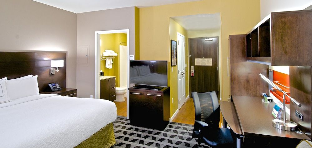 Studio Suite, 1 King Bed with Sofa bed (Mobility/Hearing Access, Roll-In Shwr)
