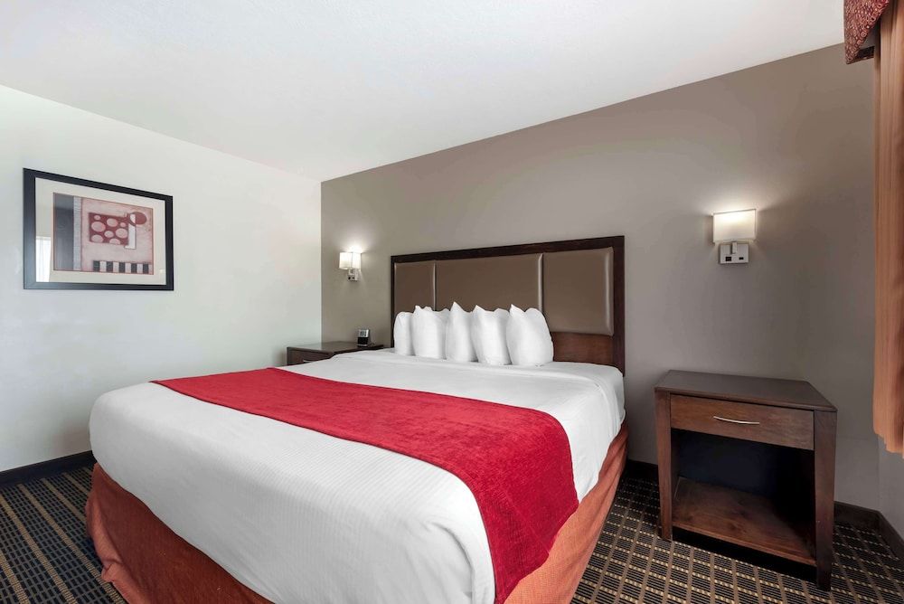 Best Western Plus Eagleridge Inn & Suites Suite, 1 King Bed, Non Smoking (with Sofabed) 3