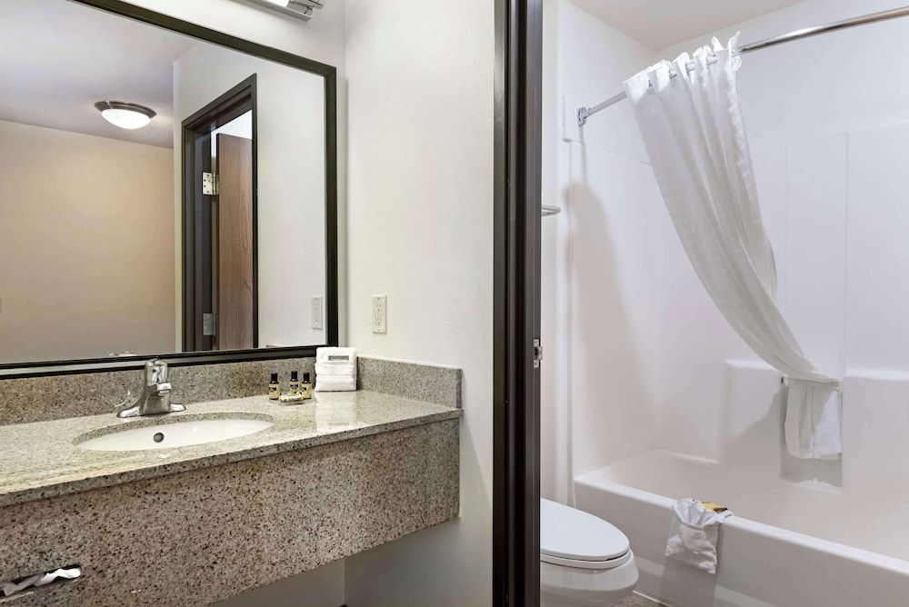 Best Western Plus Eagleridge Inn & Suites Suite, 1 King Bed, Non Smoking, Refrigerator & Microwave (with Sofabed) 3