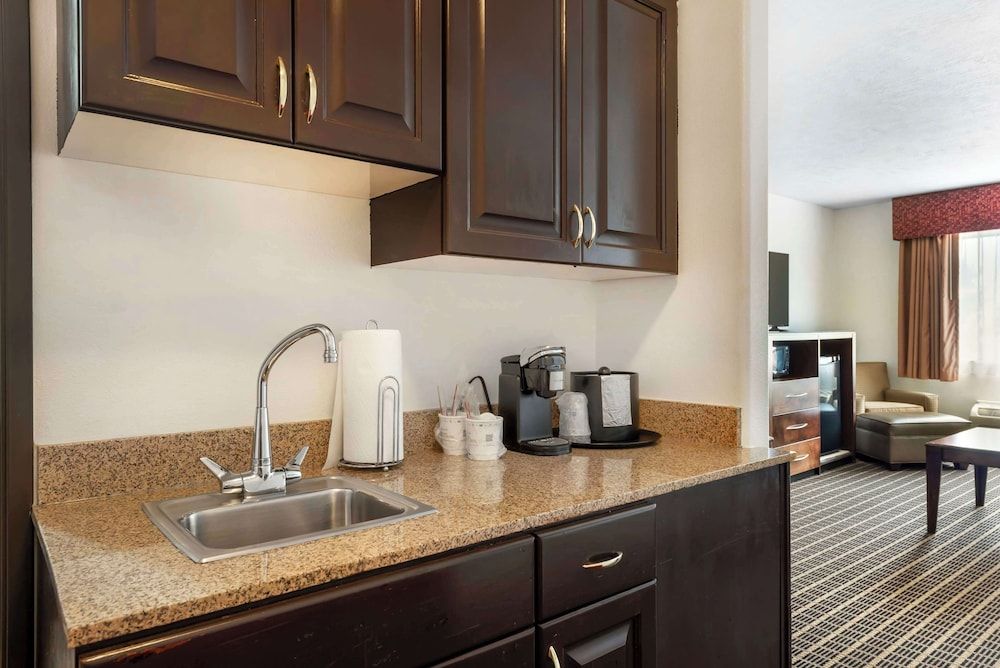 Best Western Plus Eagleridge Inn & Suites Suite, 1 King Bed, Non Smoking (with Sofabed) 7