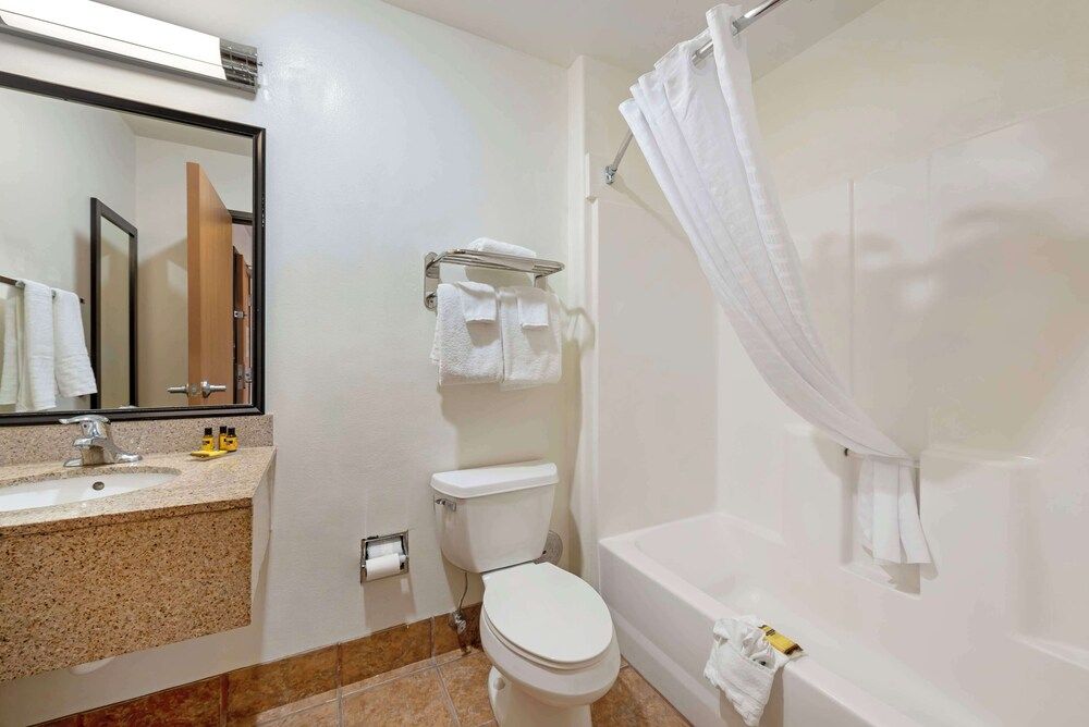 Best Western Plus Eagleridge Inn & Suites Suite, 1 King Bed, Non Smoking (with Sofabed) 6