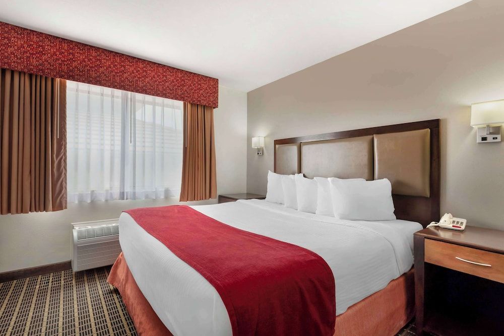 Best Western Plus Eagleridge Inn & Suites Suite, 1 King Bed, Non Smoking, Refrigerator & Microwave (with Sofabed) 2