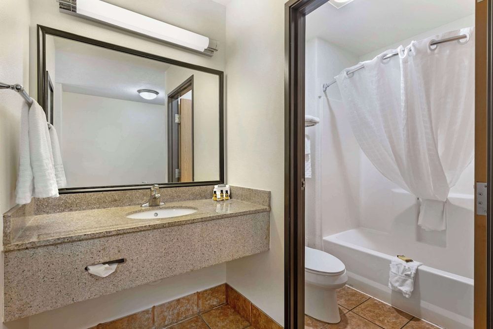 Best Western Plus Eagleridge Inn & Suites Standard Room, 2 Queen Beds, Non Smoking, Refrigerator & Microwave 9