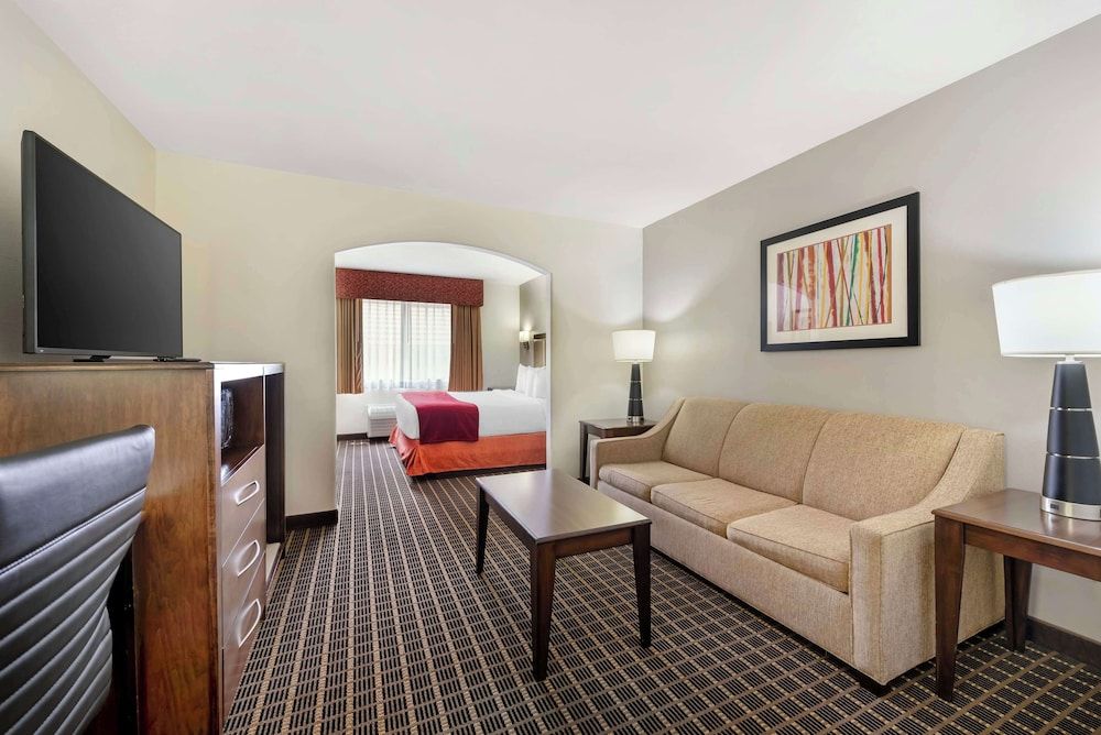 Best Western Plus Eagleridge Inn & Suites Suite, 1 King Bed, Non Smoking, Refrigerator & Microwave (with Sofabed) 6