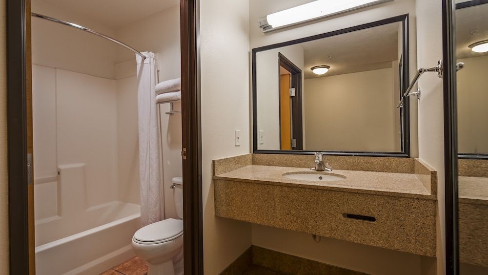 Best Western Plus Eagleridge Inn & Suites Standard Room, 2 Queen Beds, Non Smoking, Refrigerator & Microwave 8