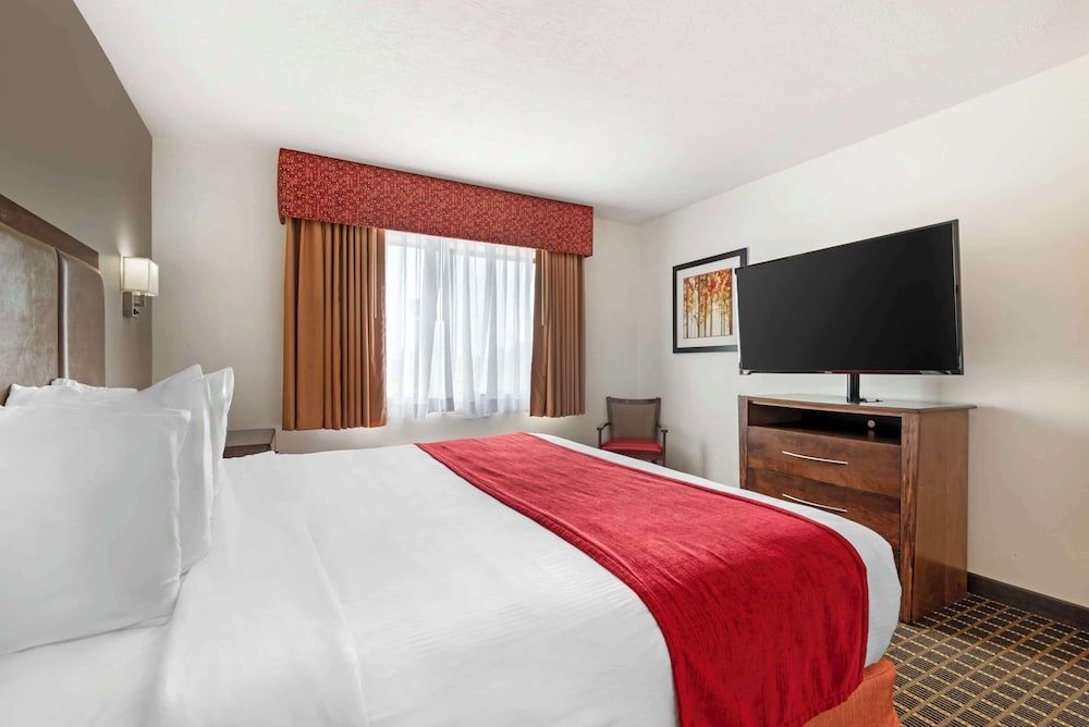 Best Western Plus Eagleridge Inn & Suites Suite, 1 King Bed, Non Smoking (with Sofabed) 5