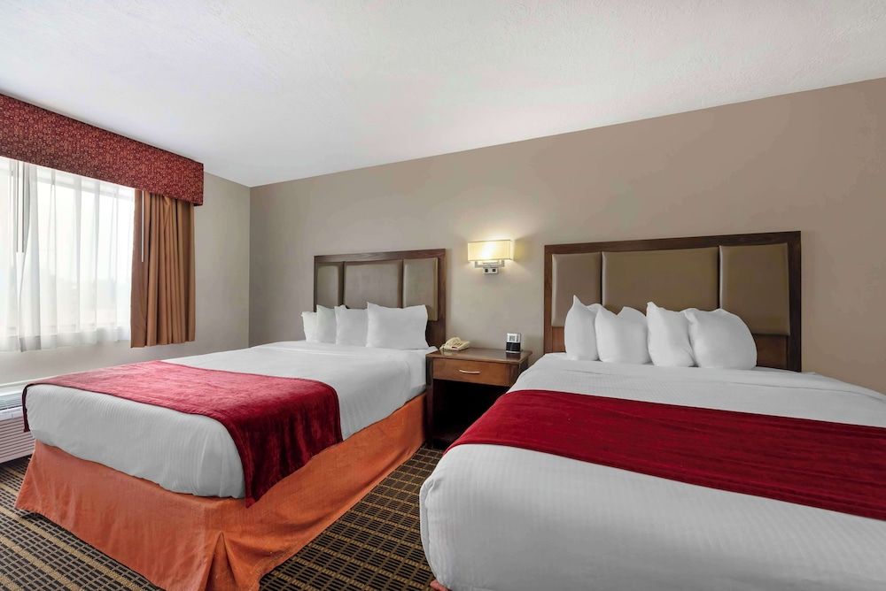 Best Western Plus Eagleridge Inn & Suites Standard Room, 2 Queen Beds, Non Smoking, Refrigerator & Microwave 4