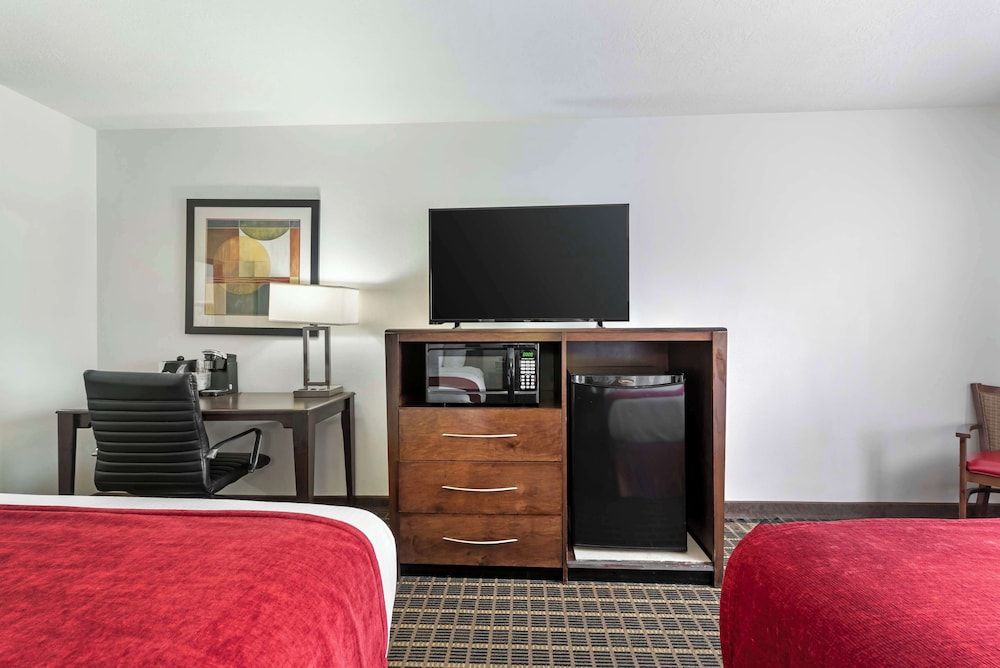 Best Western Plus Eagleridge Inn & Suites Standard Room, 2 Queen Beds, Non Smoking, Refrigerator & Microwave 10