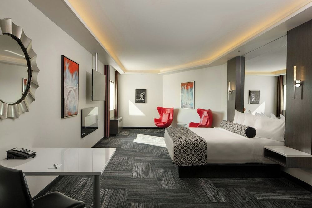 Junior Suite, 1 King Bed, Fireplace (Mobility Accessible, Roll-In Shower)
