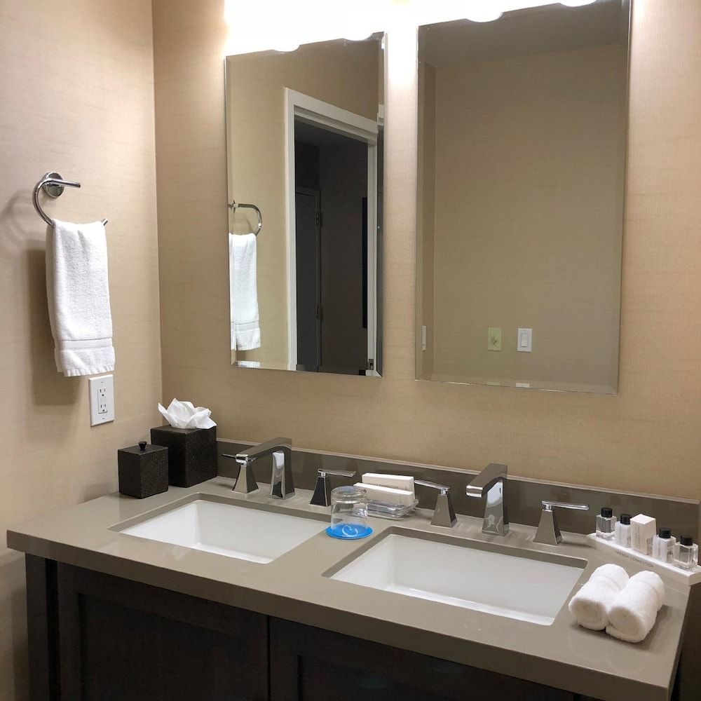 Cupertino Hotel Parlor, 1 King Bed, Fireplace 8