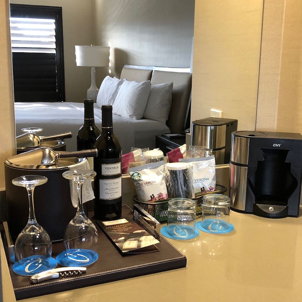 Cupertino Hotel Parlor, 1 King Bed, Fireplace 10