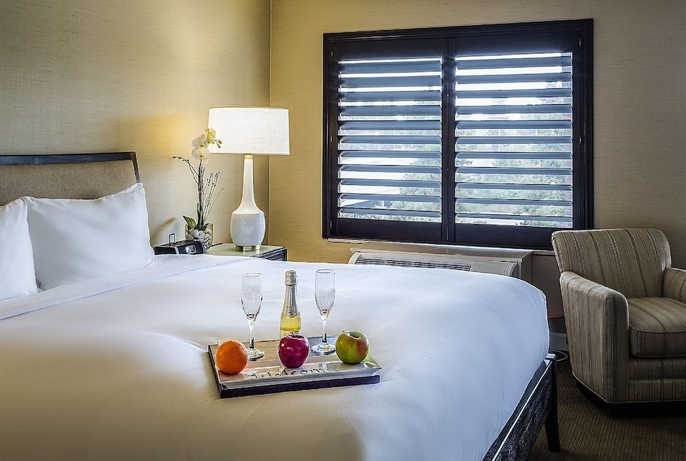 Cupertino Hotel Parlor, 1 King Bed, Fireplace 2