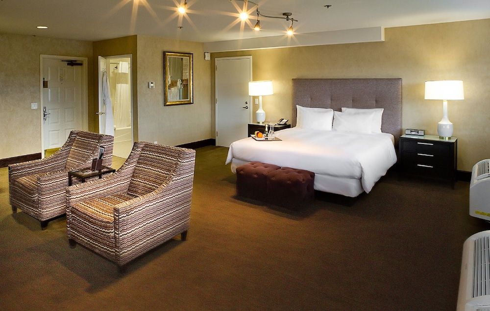 Cupertino Hotel Parlor, 1 King Bed, Fireplace 4