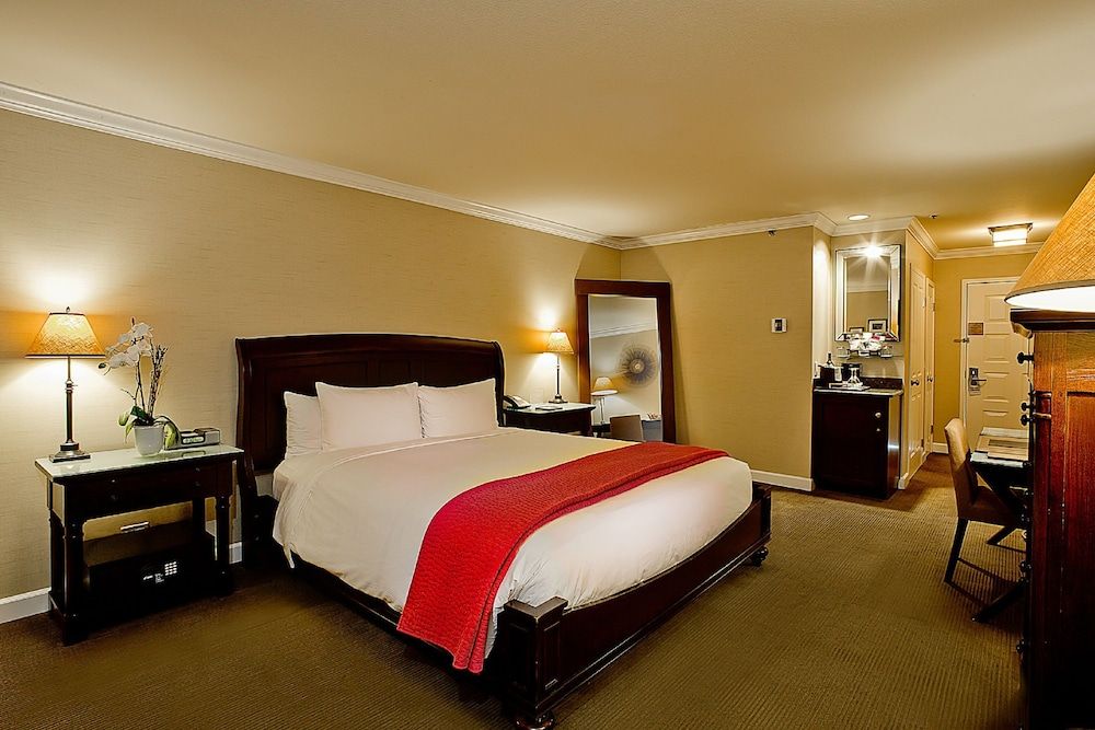 Cupertino Hotel Parlor, 1 King Bed, Fireplace 3