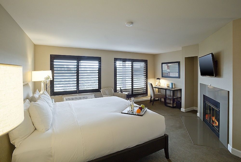 Cupertino Hotel Parlor, 1 King Bed, Fireplace 5