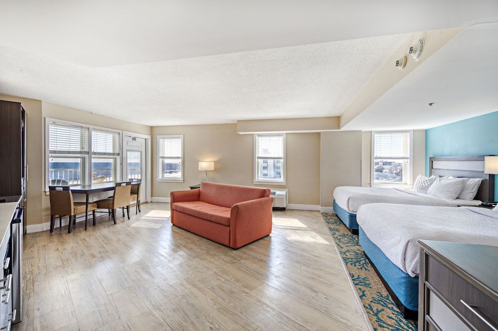 Corner Suite, 2 Queen and Sofa Bed, Oceanfront, Balcony/Patio