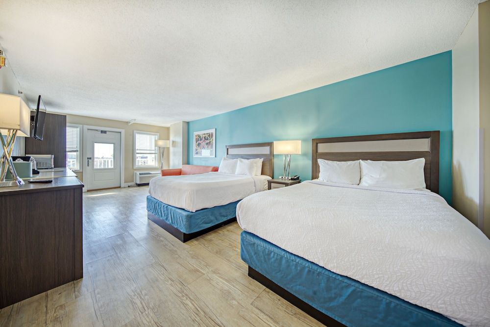 undefined Commander Hotel & Suites