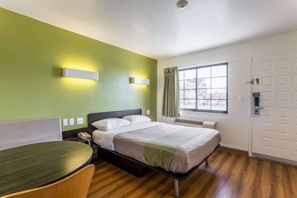 Deluxe Room, 1 Queen Bed, Non Smoking, Refrigerator & Microwave
