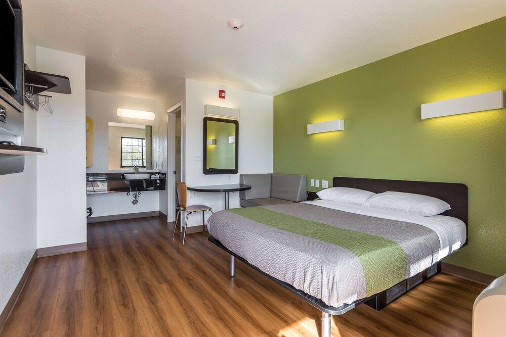 Modern, Standard Room, 1 Queen Bed, Non Smoking