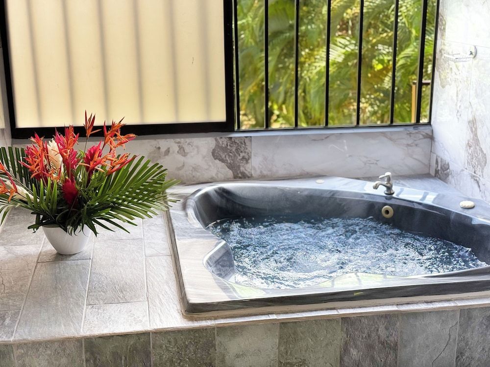 Hotel Heliconias Nature Inn & Hot Springs Treehouse Bungalow 15