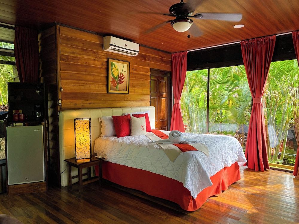 Hotel Heliconias Nature Inn & Hot Springs Glass Bungalow 5