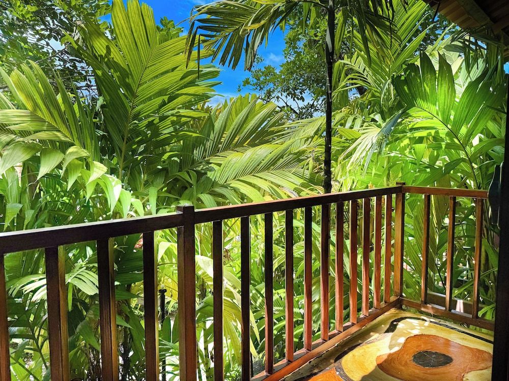 Hotel Heliconias Nature Inn & Hot Springs Treehouse Bungalow 10