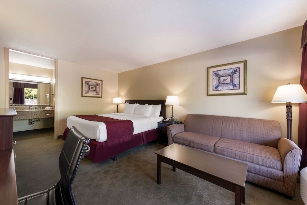 Standard Room, 1 King Bed, Non Smoking, Refrigerator & Microwave