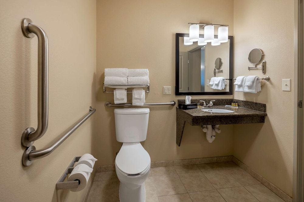 Best Western Plus Chena River Lodge Standard Room, 2 Queen Beds, Accessible, Non Smoking (Walk-in Shower) 7