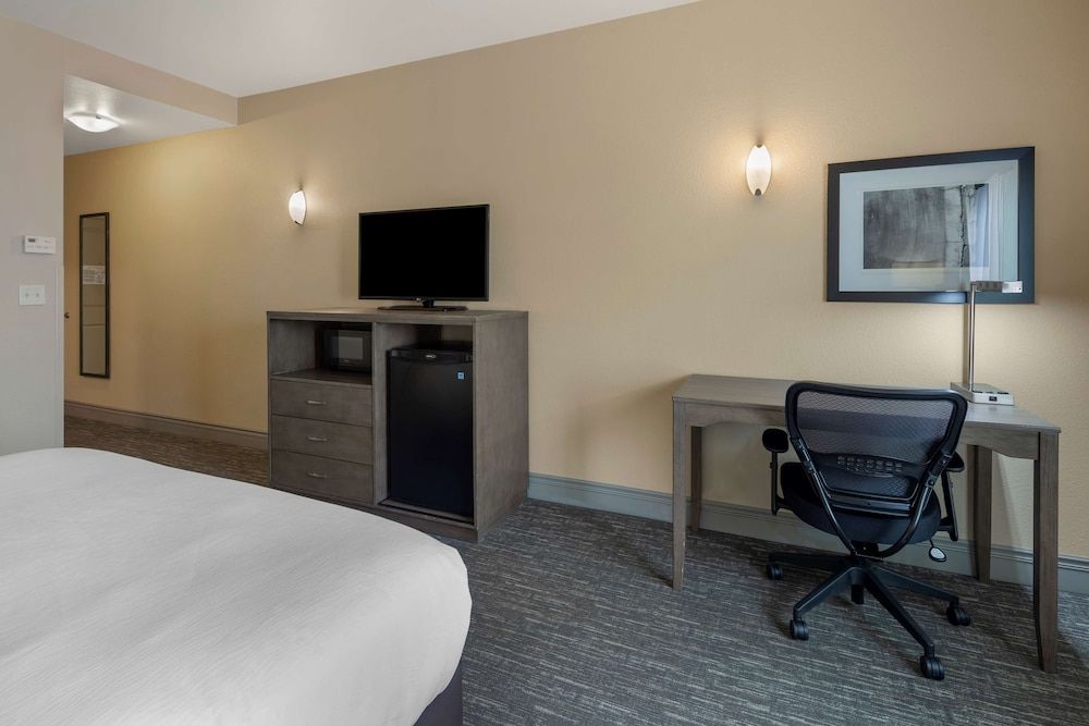 Best Western Plus Chena River Lodge Standard Room, 1 King Bed, Non Smoking, Refrigerator 5