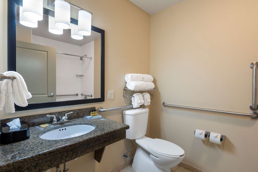 Best Western Plus Chena River Lodge Standard Room, 2 Queen Beds, Accessible, Non Smoking (Walk-in Shower) 6