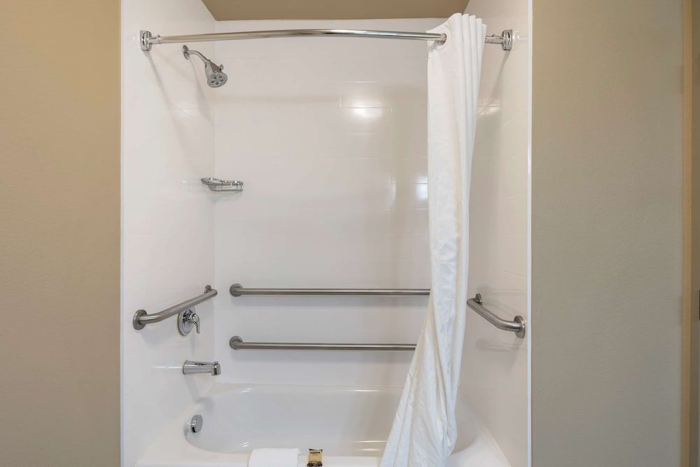 Best Western Plus Chena River Lodge Standard Room, 2 Queen Beds, Accessible, Non Smoking (Walk-in Shower) 8