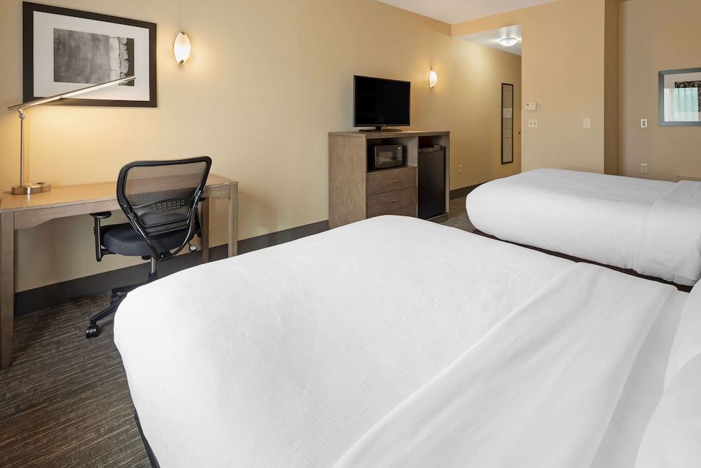 Best Western Plus Chena River Lodge Standard Room, 2 Queen Beds, Accessible, Non Smoking (Walk-in Shower) 4