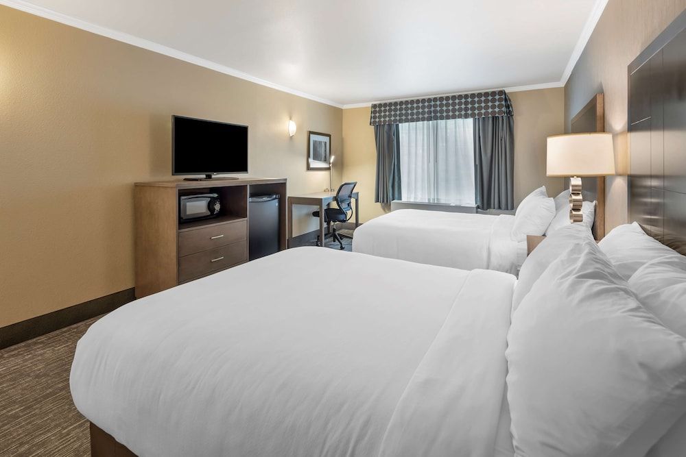 Best Western Plus Chena River Lodge Standard Room, 2 Queen Beds, Accessible, Non Smoking (Walk-in Shower) 2