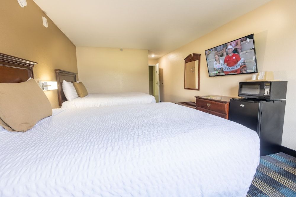 Rosebud Inn Deluxe Room, 1 King Bed, Non Smoking (accessible) 3