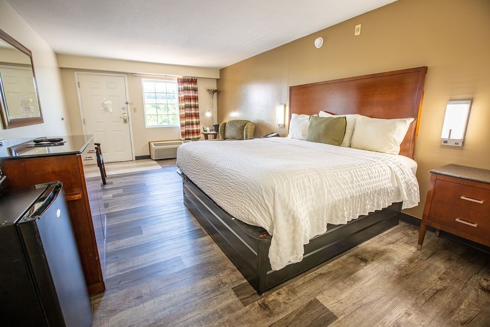 Rosebud Inn Deluxe Room, 1 King Bed, Non Smoking 6