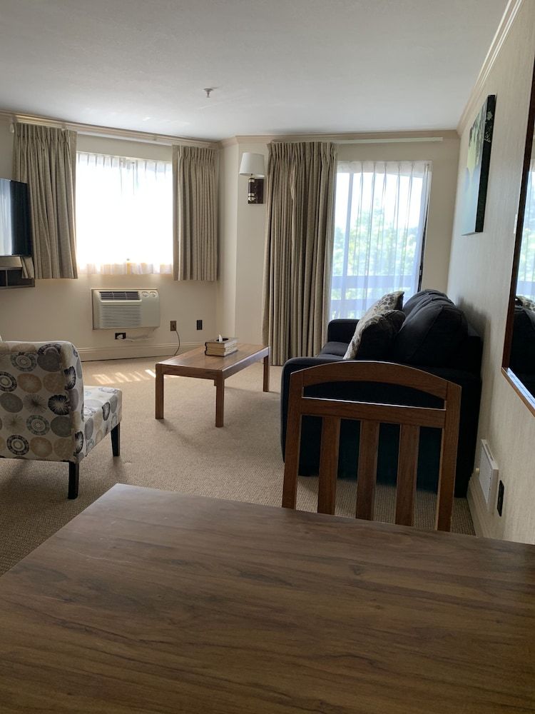 Coachman Inn & Suites Family Suite, 1 Queen Bed with Sofa bed, Kitchenette 3