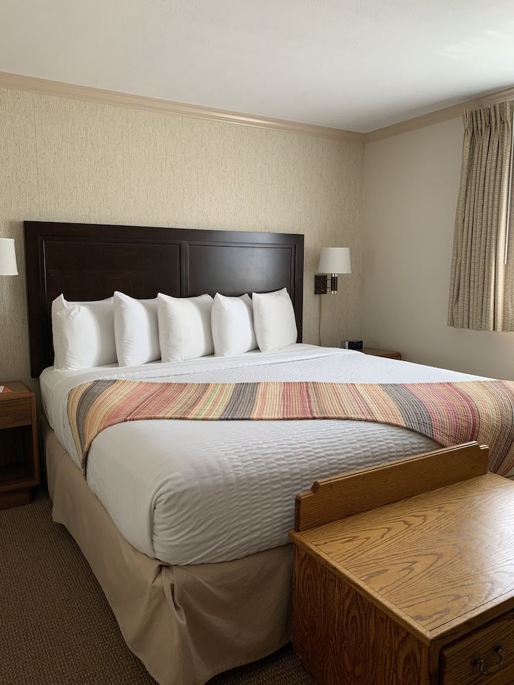 Coachman Inn & Suites Family Suite, 1 Queen Bed with Sofa bed, Kitchenette