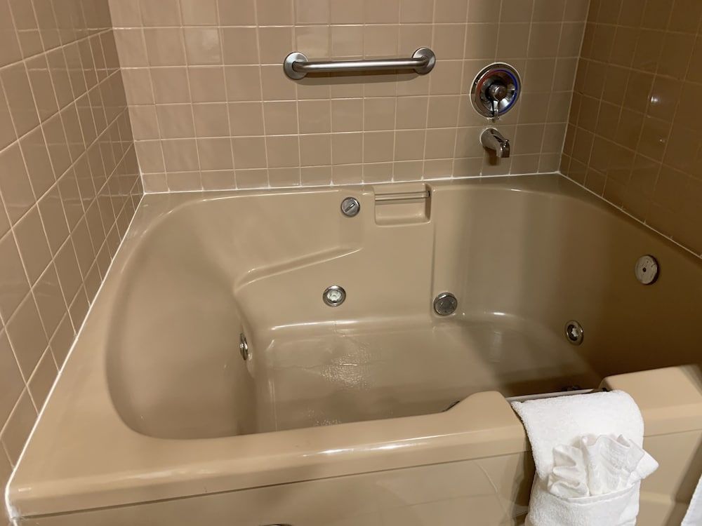 Coachman Inn & Suites Room, 1 Queen Bed, Jetted Tub 2
