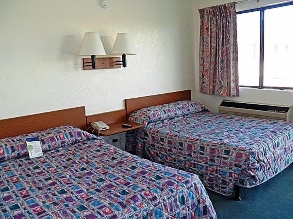 Suite, 2 Queen Beds, Smoking (Upgrade)