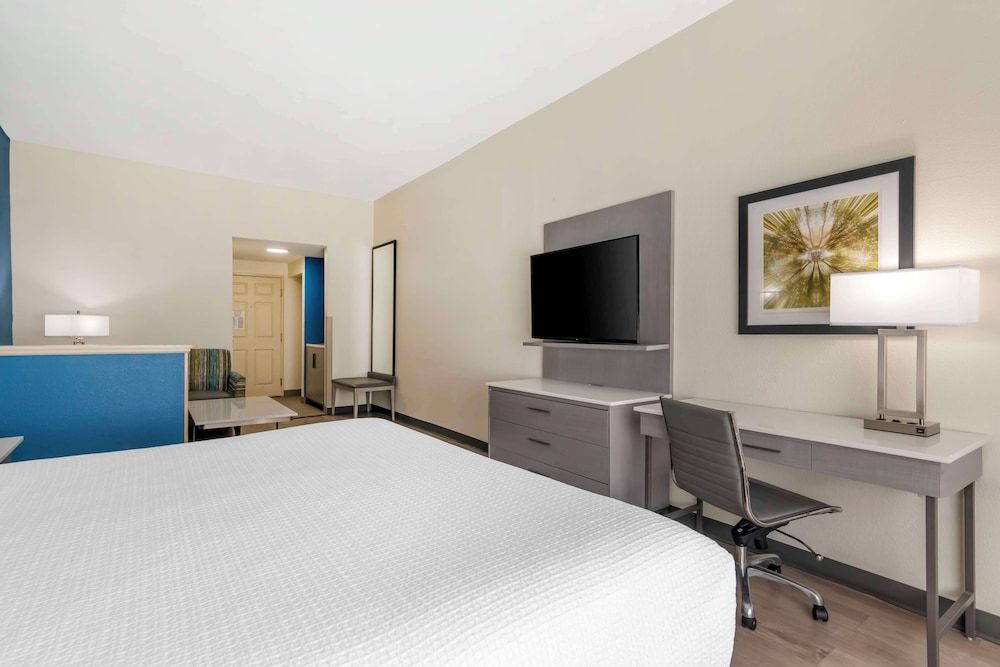 Best Western Plus Lake Lanier/gainesville Hotel & Suites Suite, 1 King Bed, Accessible, Bathtub (with Sofabed) 2