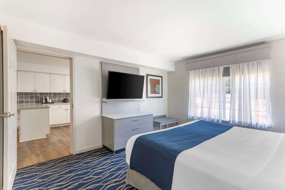 Best Western Plus Lake Lanier/gainesville Hotel & Suites Suite, 1 King Bed, Non Smoking (Full Kitchen) 2