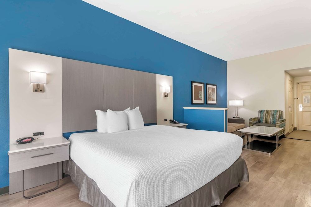 Best Western Plus Lake Lanier/gainesville Hotel & Suites Suite, 1 King Bed, Accessible, Bathtub (with Sofabed)