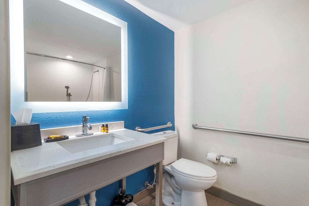 Best Western Plus Lake Lanier/gainesville Hotel & Suites Suite, 1 King Bed, Accessible, Bathtub (with Sofabed) 4