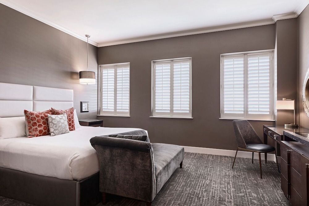 Room, 1 King Bed (Mobility/Hearing Access, Roll-In Shwr)