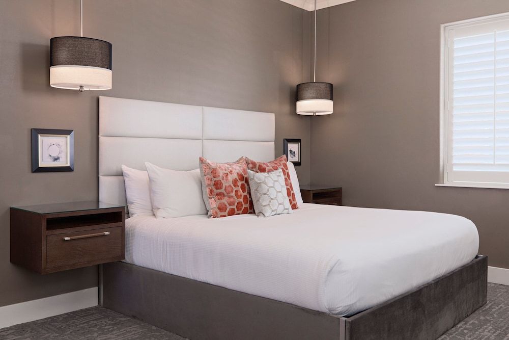 Room, 1 King Bed, Corner