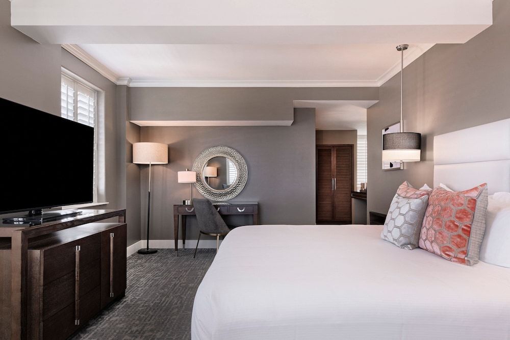 Room, 1 King Bed, City View, Corner