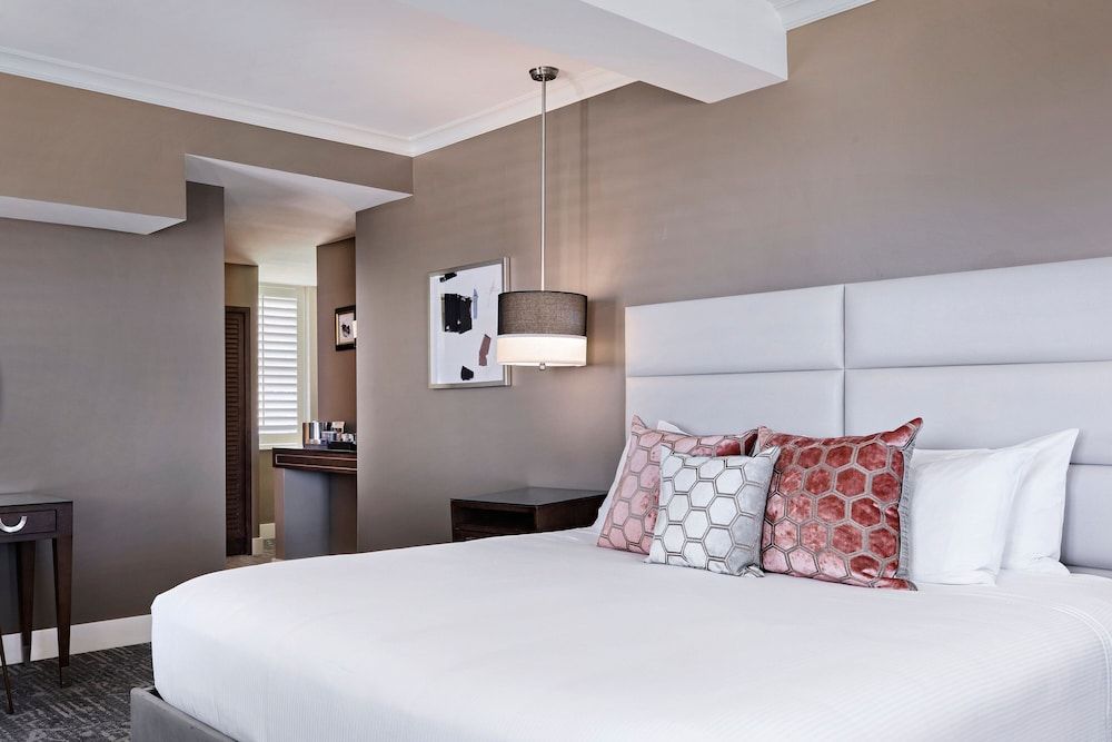 Room, 1 King Bed, City View, Corner