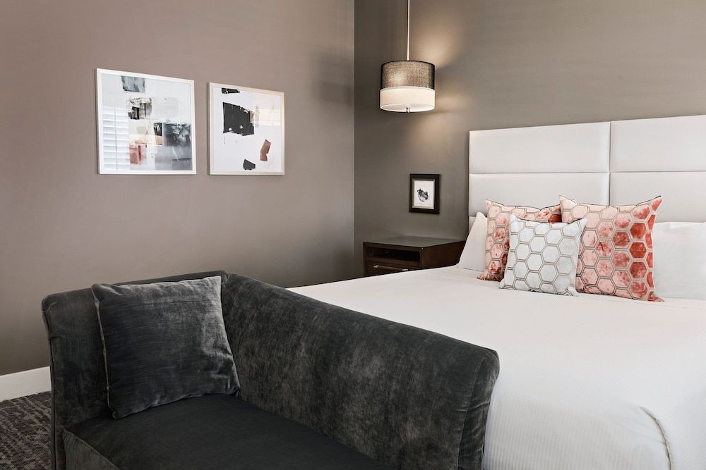 Room, 1 King Bed (Mobility/Hearing Access, Roll-In Shwr)