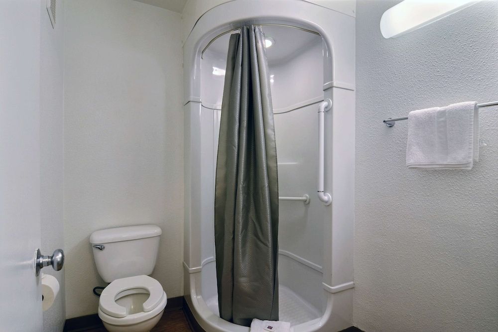 Motel 6 Tumwater, WA - Olympia Deluxe Room, 1 Queen Bed, Non Smoking, Refrigerator & Microwave 5